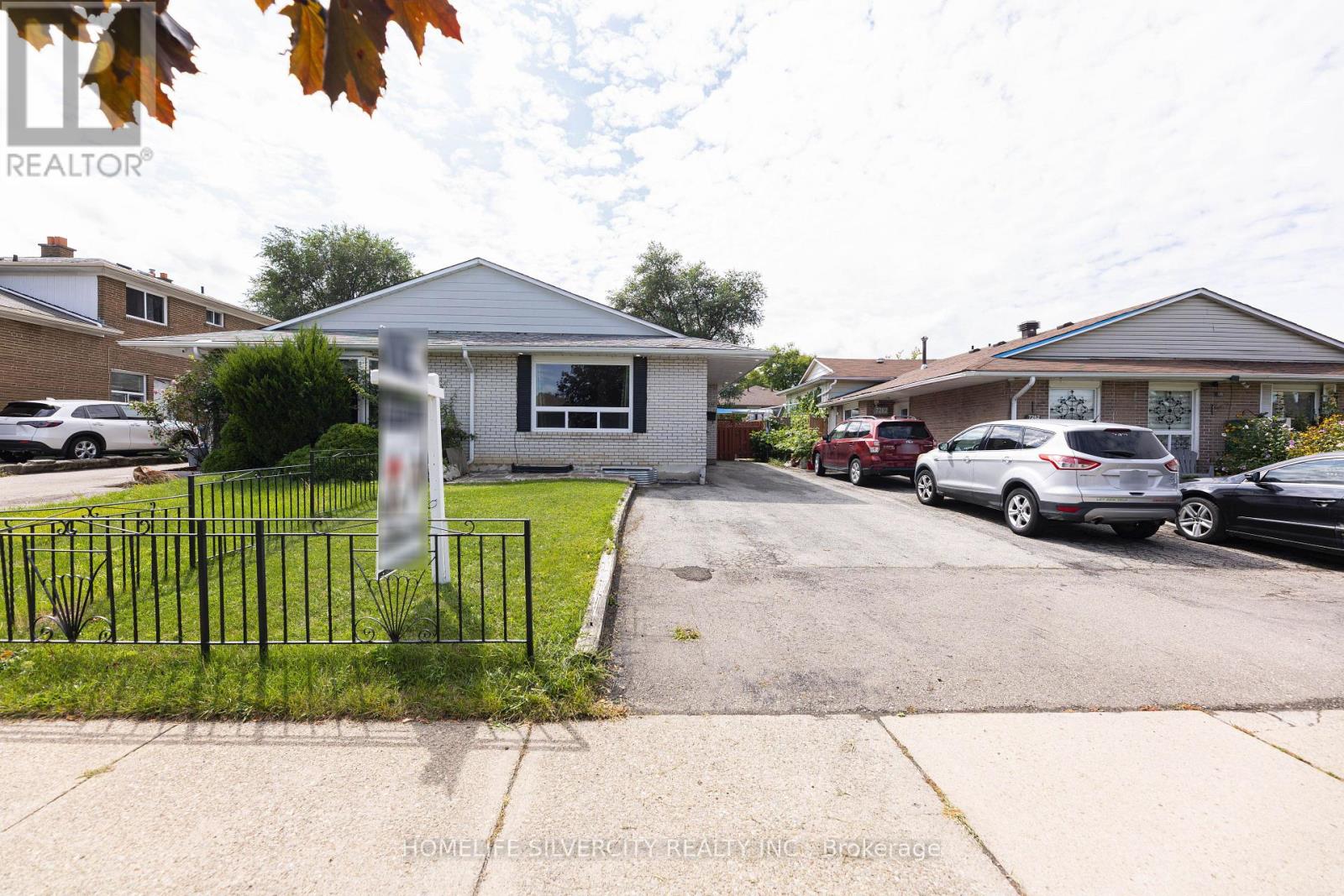 7258 Reindeer Drive, Mississauga, Ontario  L4T 2M7 - Photo 2 - W12473865