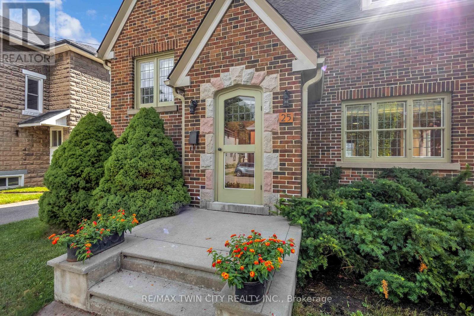 25 Broadway Street E, Brant, Ontario  N3L 2R3 - Photo 3 - X12473880