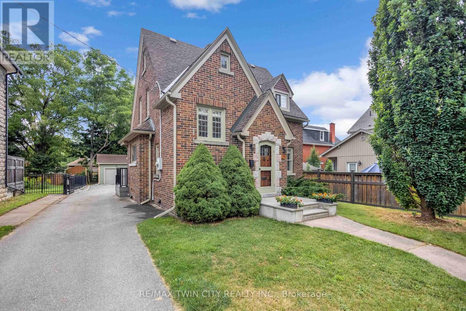 25 Broadway Street E, Brant, Ontario  N3L 2R3 - Photo 2 - X12473880