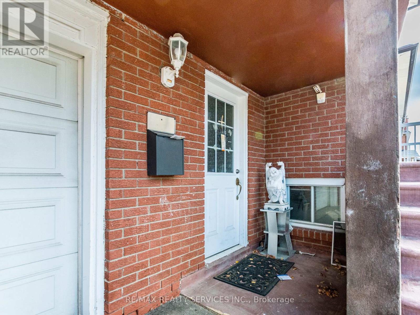 17 Fallway Road, Brampton, Ontario  L6V 3H1 - Photo 6 - W12460157