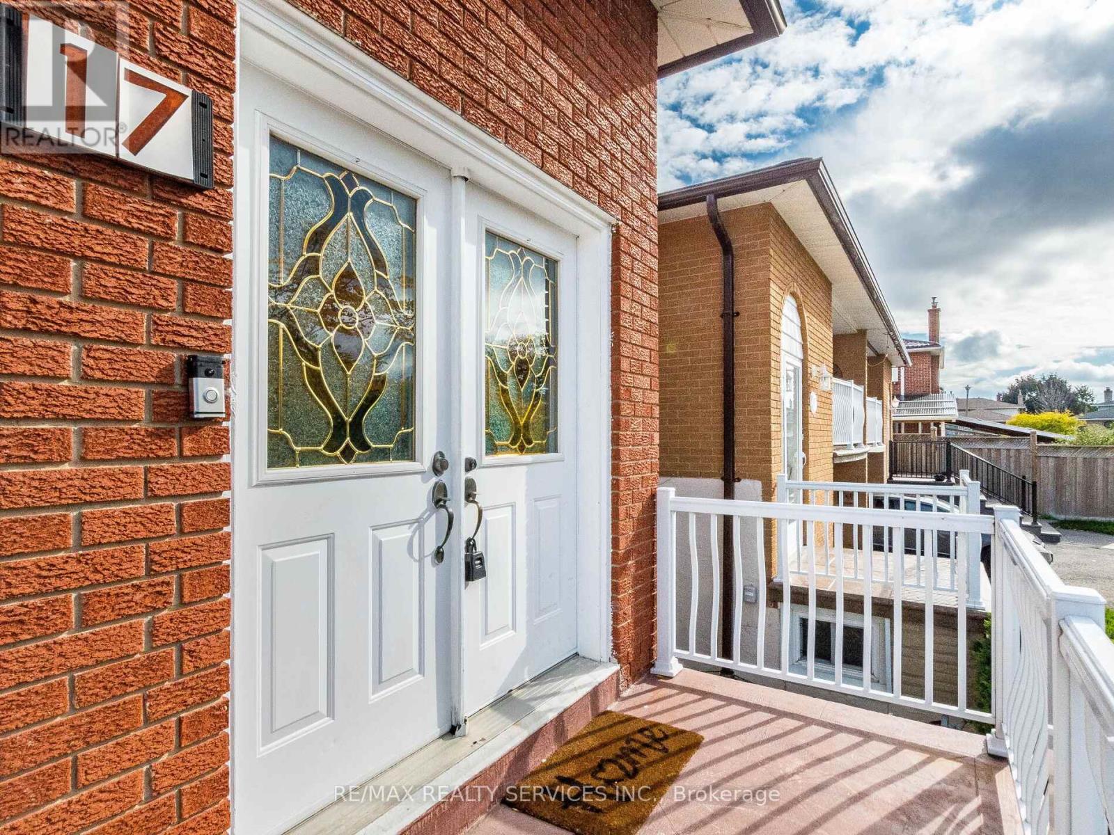 17 Fallway Road, Brampton, Ontario  L6V 3H1 - Photo 5 - W12460157