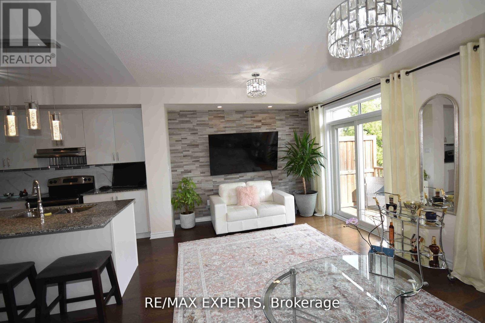 11 City Park Circle, Vaughan, Ontario  L4L 0H2 - Photo 2 - N12477706
