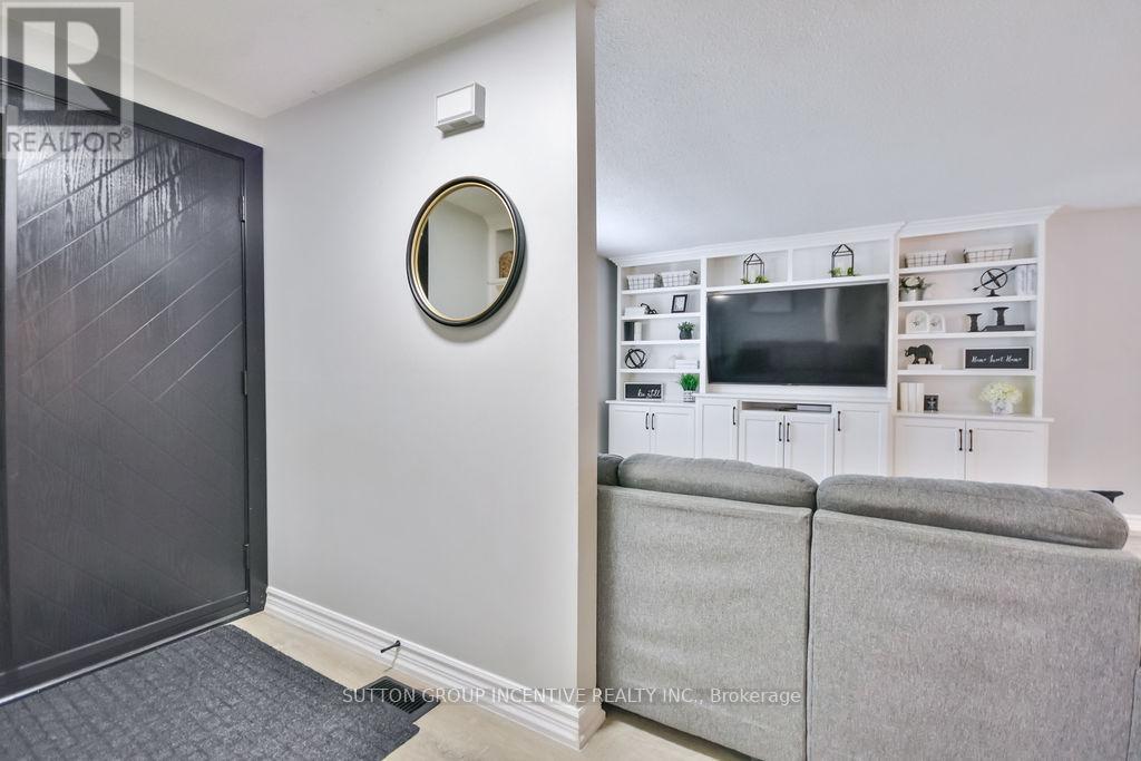 29 Wells Crescent, Barrie, Ontario  L4N 5W8 - Photo 4 - S12477716