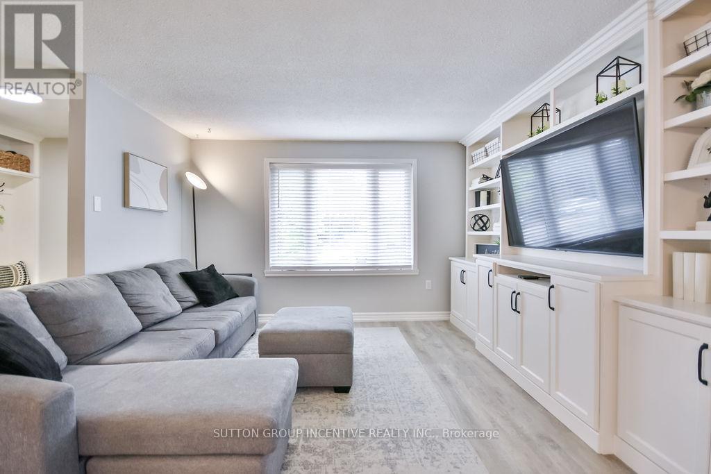 29 Wells Crescent, Barrie, Ontario  L4N 5W8 - Photo 6 - S12477716