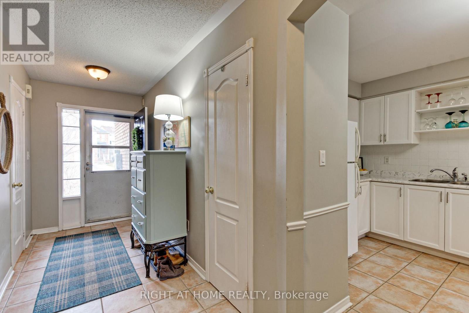 26 Crittenden Drive, Georgina, Ontario  L4P 4E7 - Photo 2 - N12476067