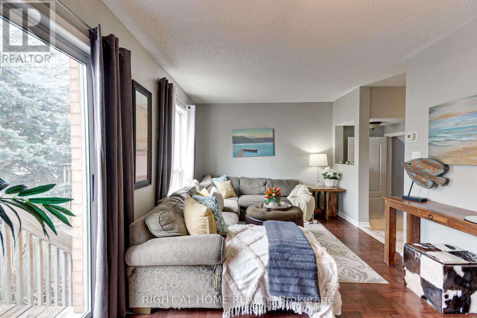 26 Crittenden Drive, Georgina, Ontario  L4P 4E7 - Photo 8 - N12476067