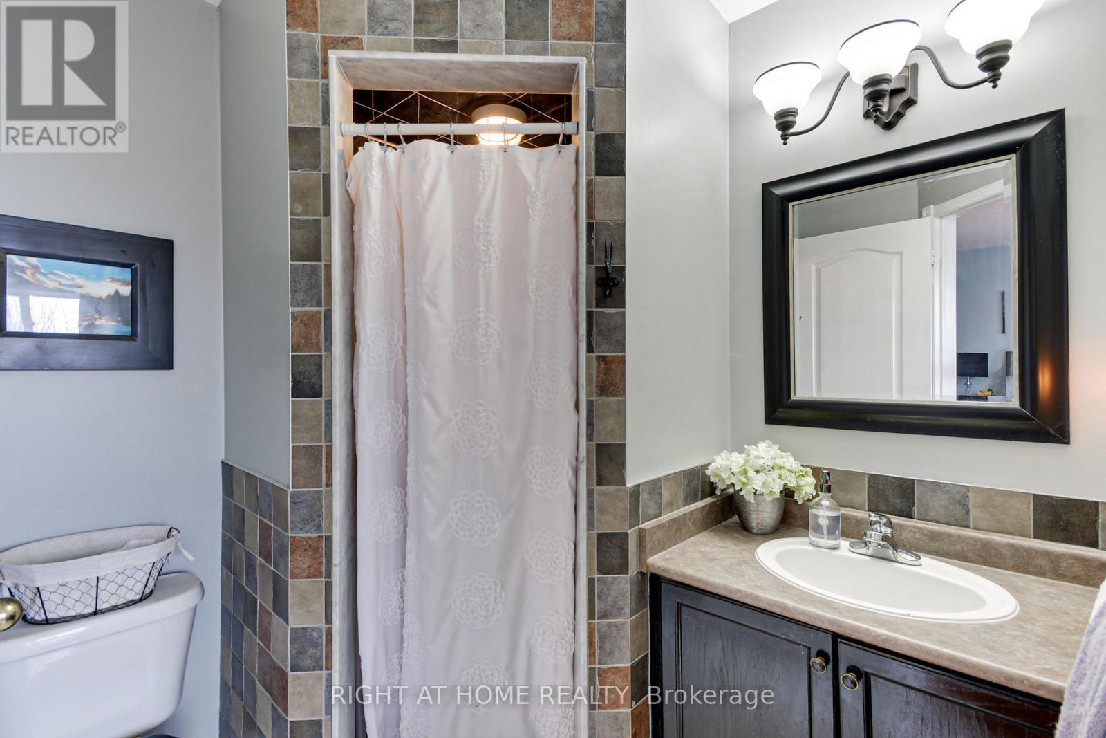 26 Crittenden Drive, Georgina, Ontario  L4P 4E7 - Photo 12 - N12476067