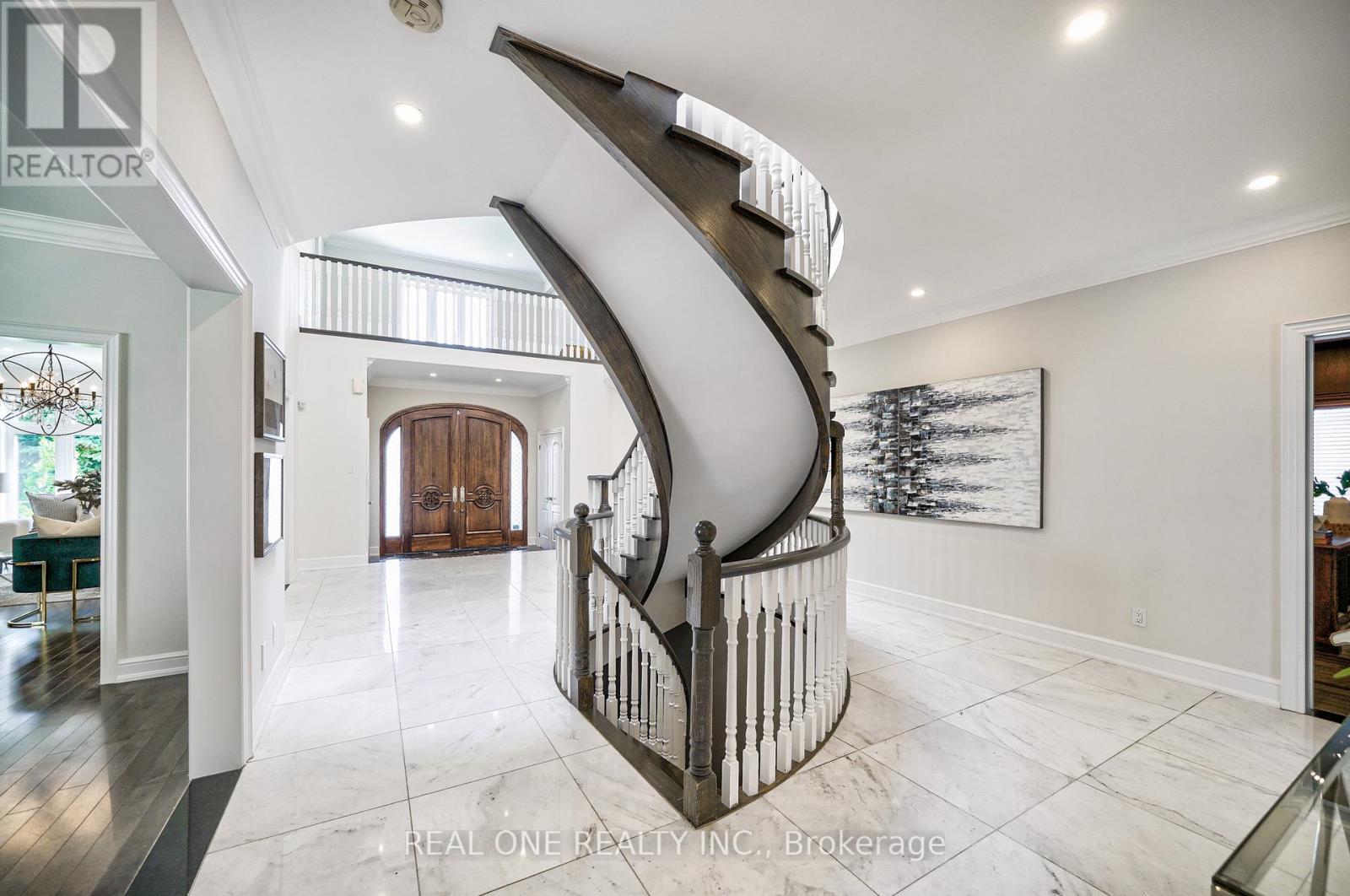 26 Clarendon Drive, Richmond Hill, Ontario  L4B 3Z5 - Photo 9 - N12476185