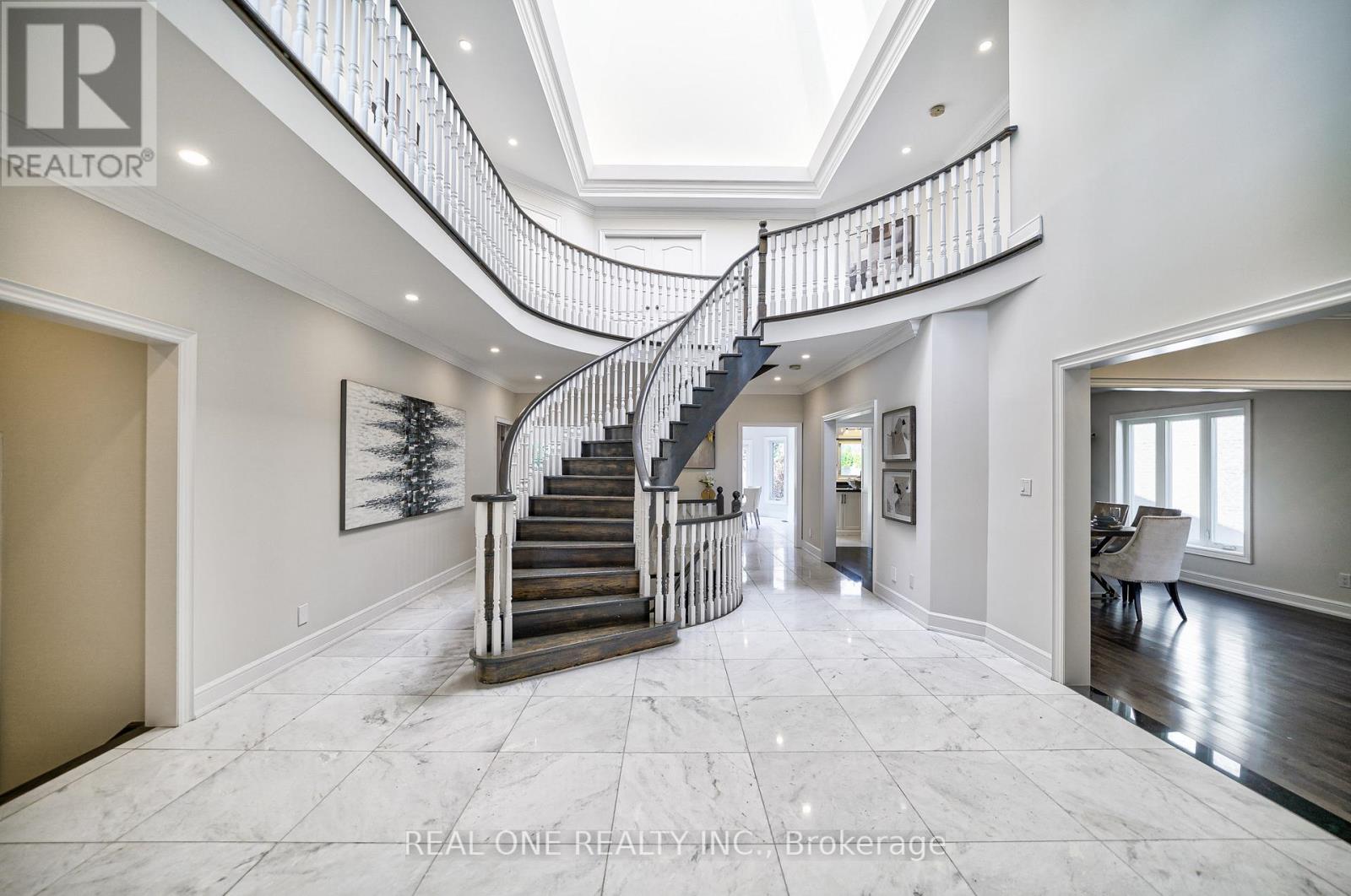 26 Clarendon Drive, Richmond Hill, Ontario  L4B 3Z5 - Photo 3 - N12476185