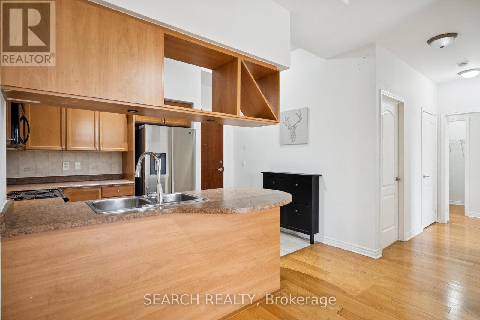 203 - 330 Princess Royal Drive, Mississauga, Ontario  L5B 4P7 - Photo 10 - W12477687