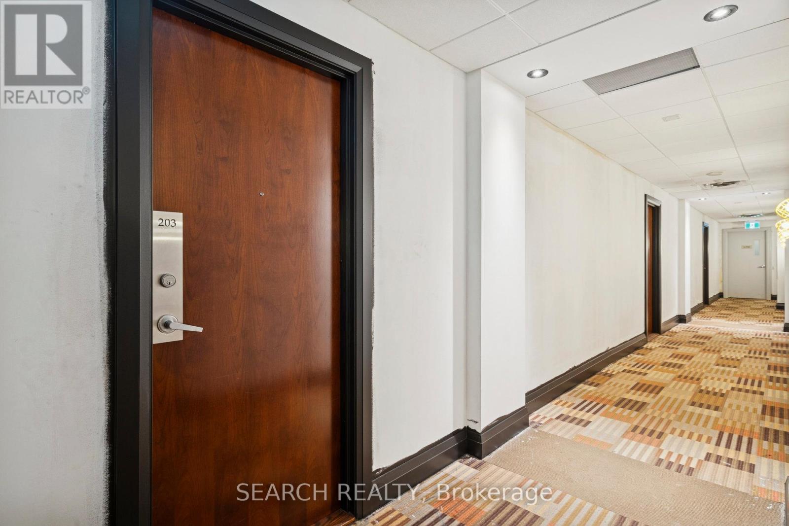203 - 330 Princess Royal Drive, Mississauga, Ontario  L5B 4P7 - Photo 5 - W12477687