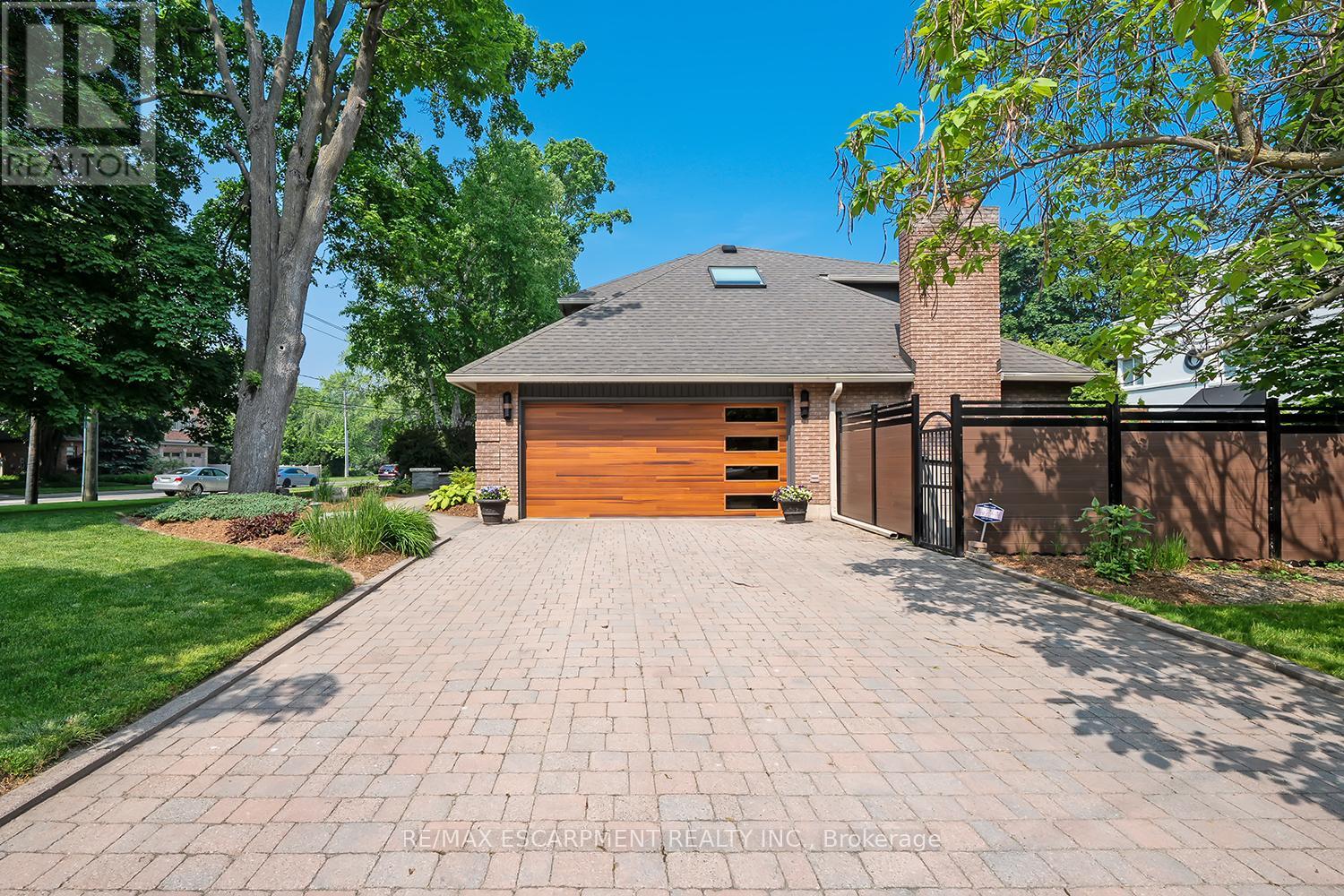 2428 Lakeshore Road, Burlington, Ontario  L7R 1C1 - Photo 3 - W12477697