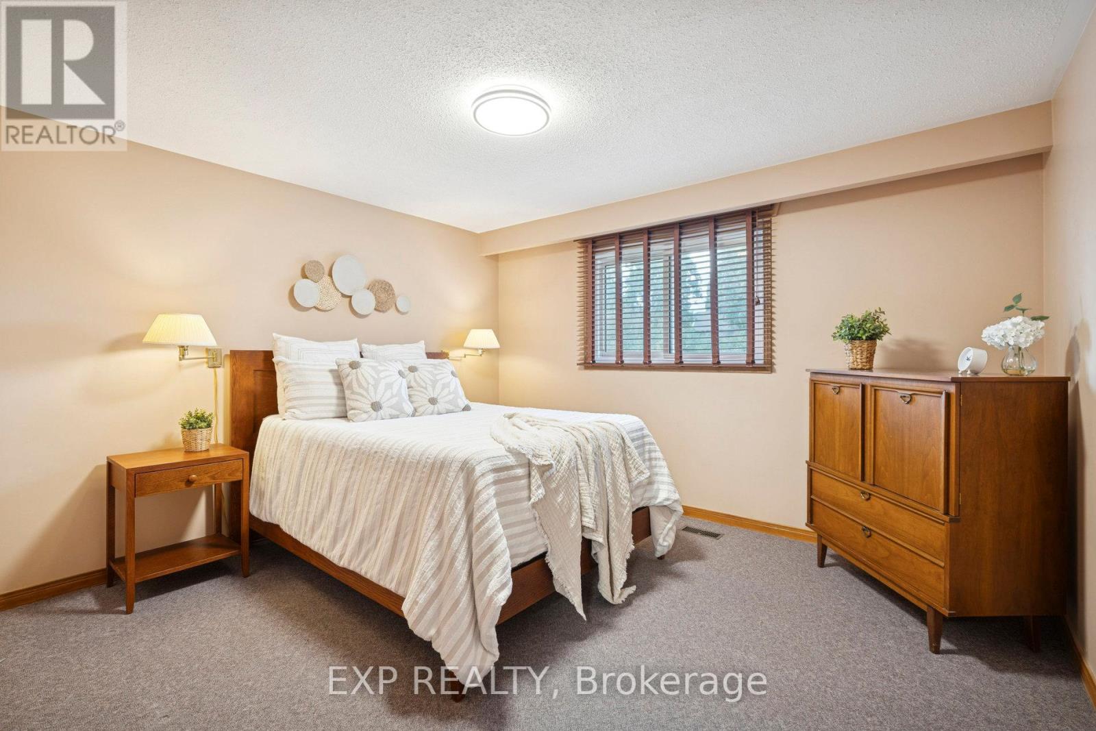 1596 Corkstone Glade, Mississauga, Ontario  L4W 2E7 - Photo 17 - W12477765