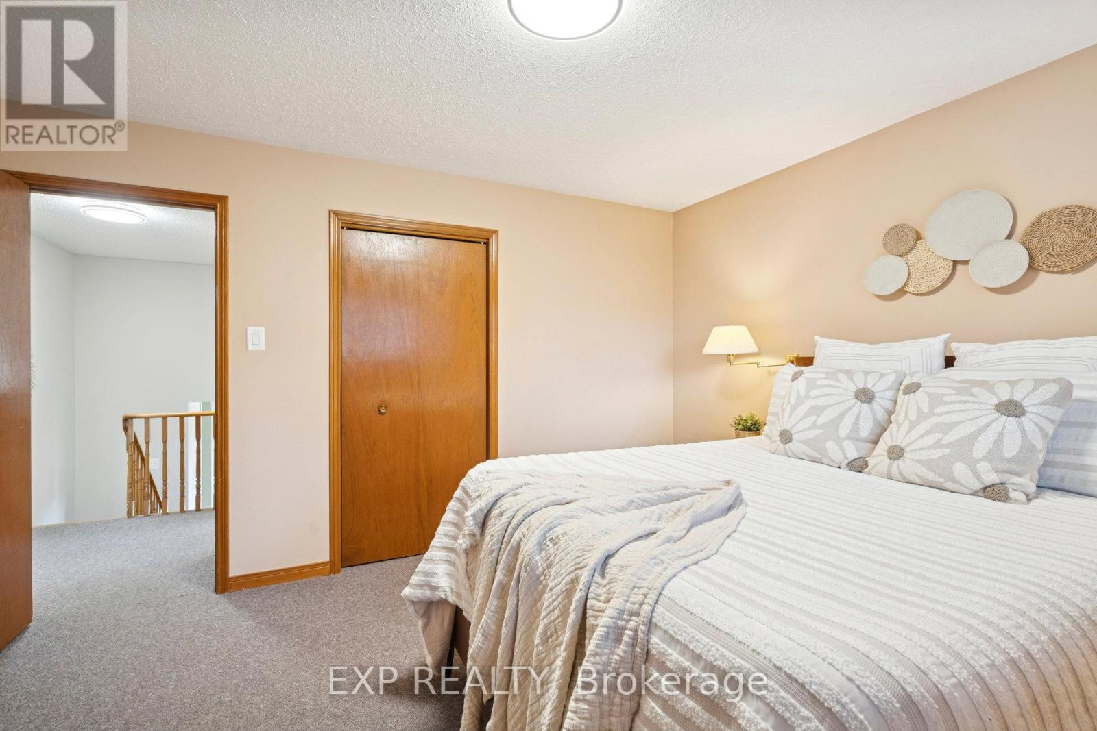 1596 Corkstone Glade, Mississauga, Ontario  L4W 2E7 - Photo 18 - W12477765