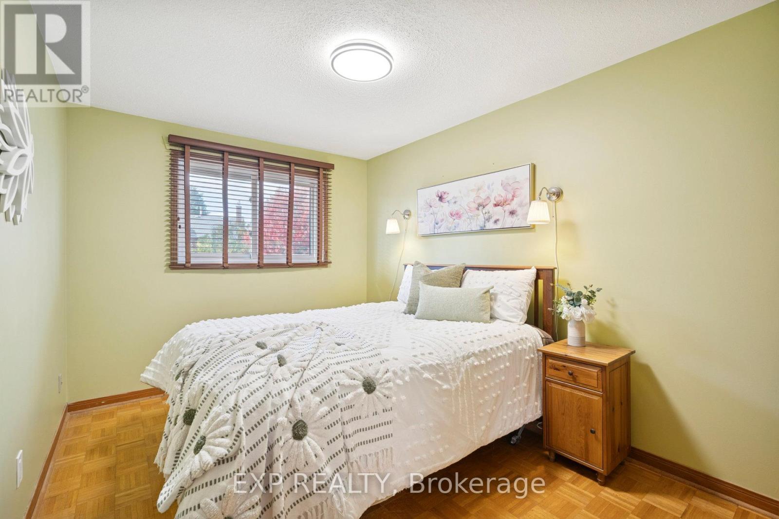 1596 Corkstone Glade, Mississauga, Ontario  L4W 2E7 - Photo 19 - W12477765