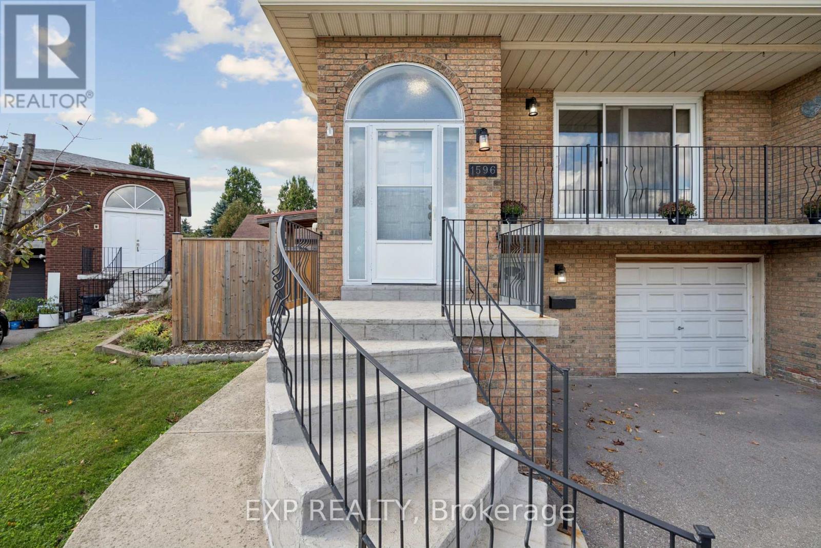 1596 Corkstone Glade, Mississauga, Ontario  L4W 2E7 - Photo 2 - W12477765