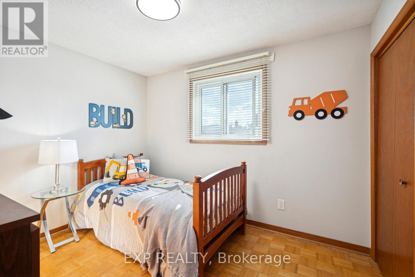 1596 Corkstone Glade, Mississauga, Ontario  L4W 2E7 - Photo 21 - W12477765