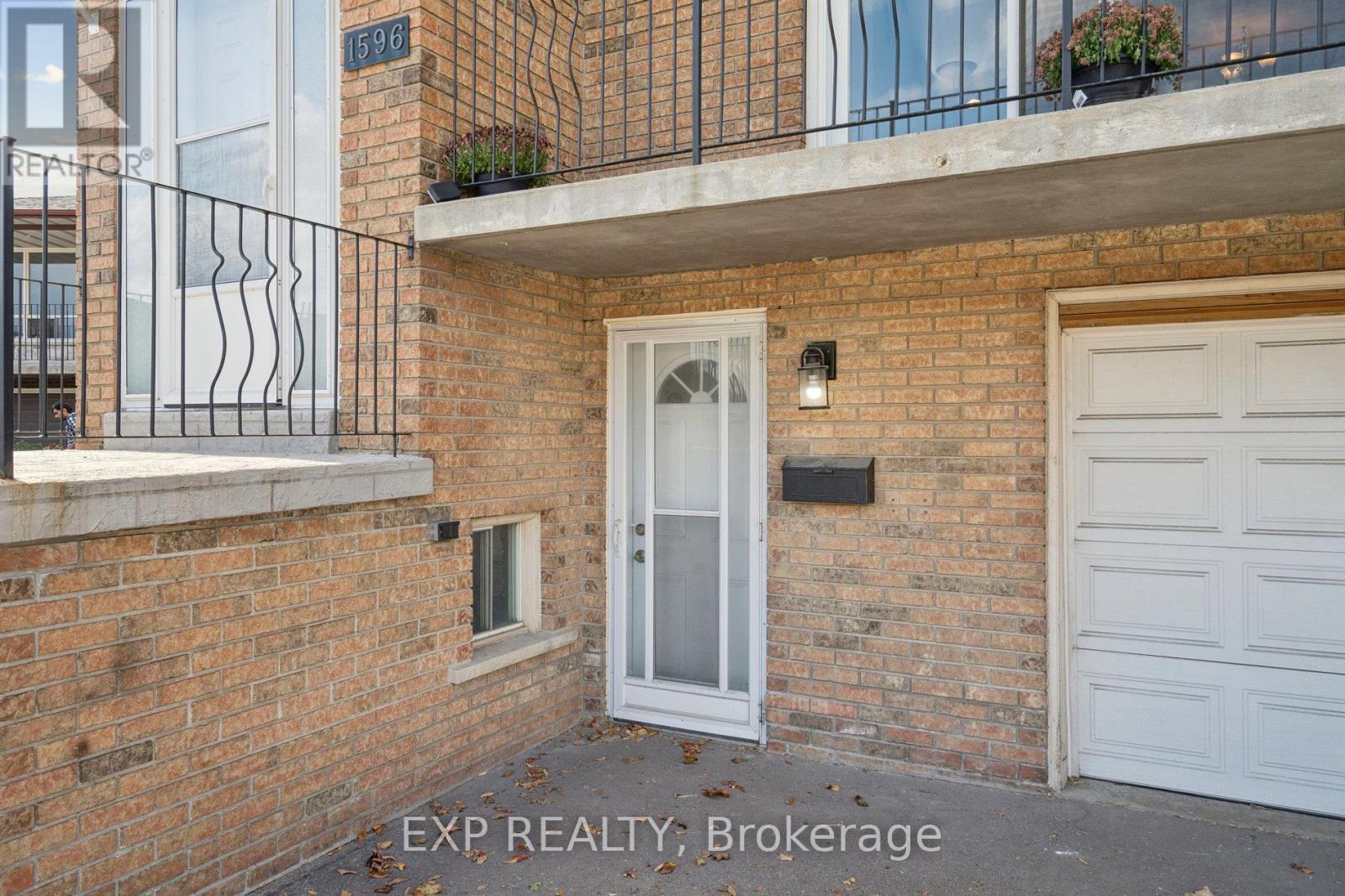 1596 Corkstone Glade, Mississauga, Ontario  L4W 2E7 - Photo 3 - W12477765