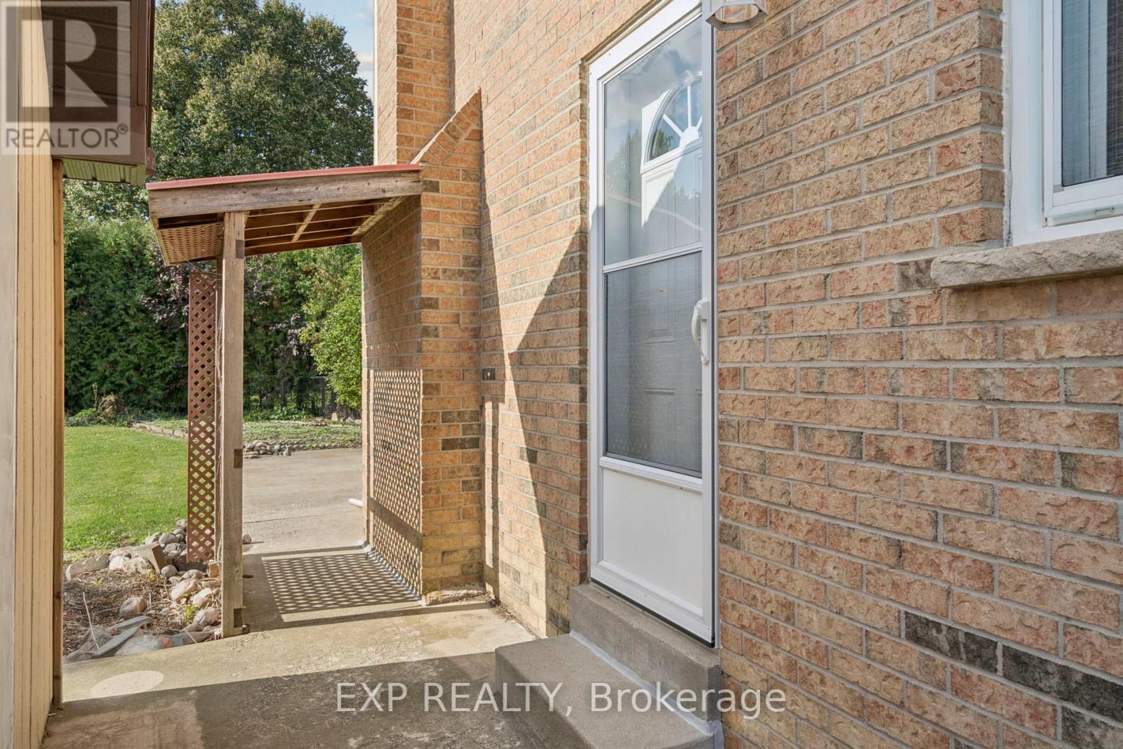 1596 Corkstone Glade, Mississauga, Ontario  L4W 2E7 - Photo 36 - W12477765