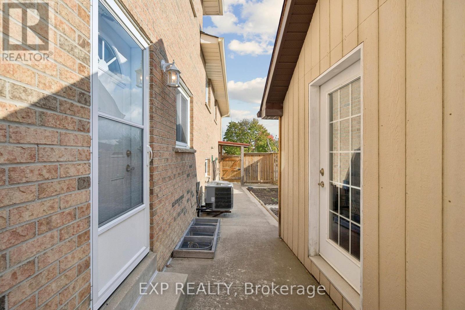1596 Corkstone Glade, Mississauga, Ontario  L4W 2E7 - Photo 37 - W12477765
