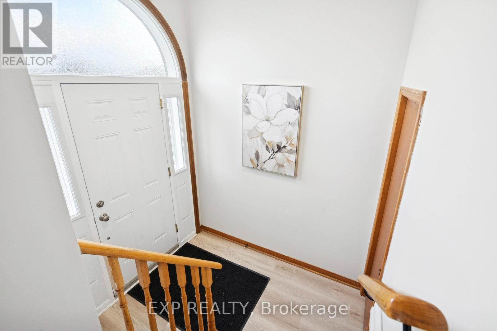 1596 Corkstone Glade, Mississauga, Ontario  L4W 2E7 - Photo 4 - W12477765