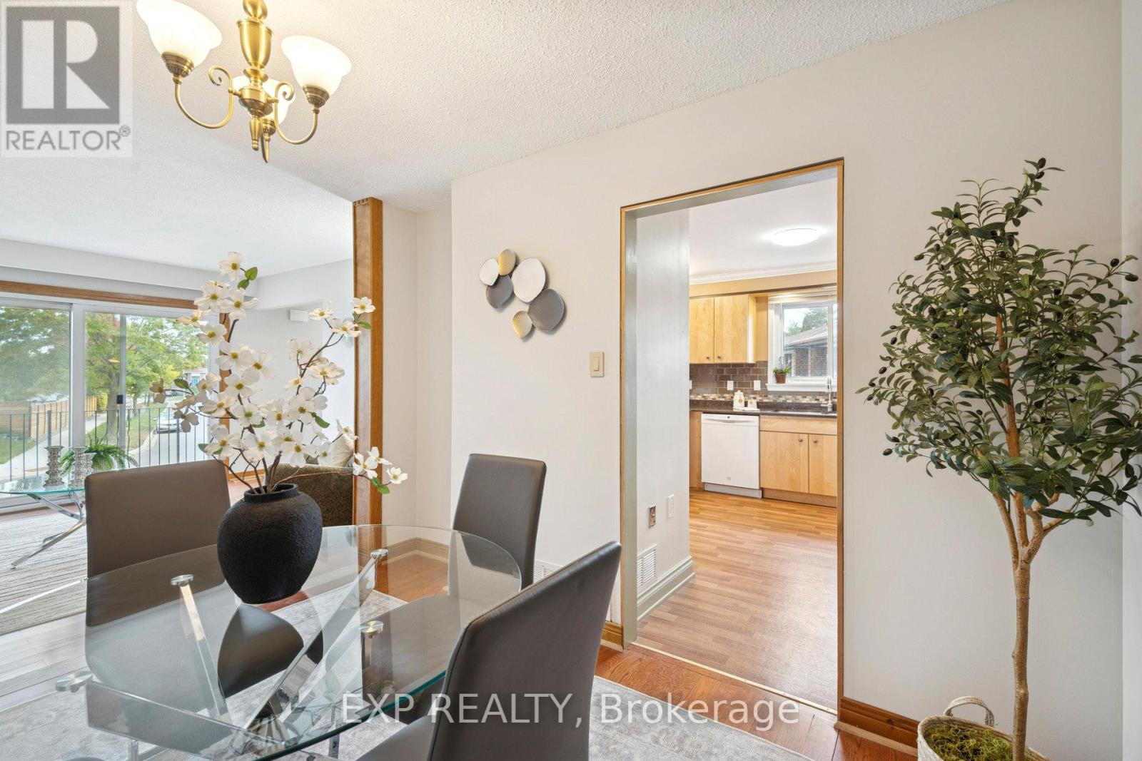 1596 Corkstone Glade, Mississauga, Ontario  L4W 2E7 - Photo 9 - W12477765