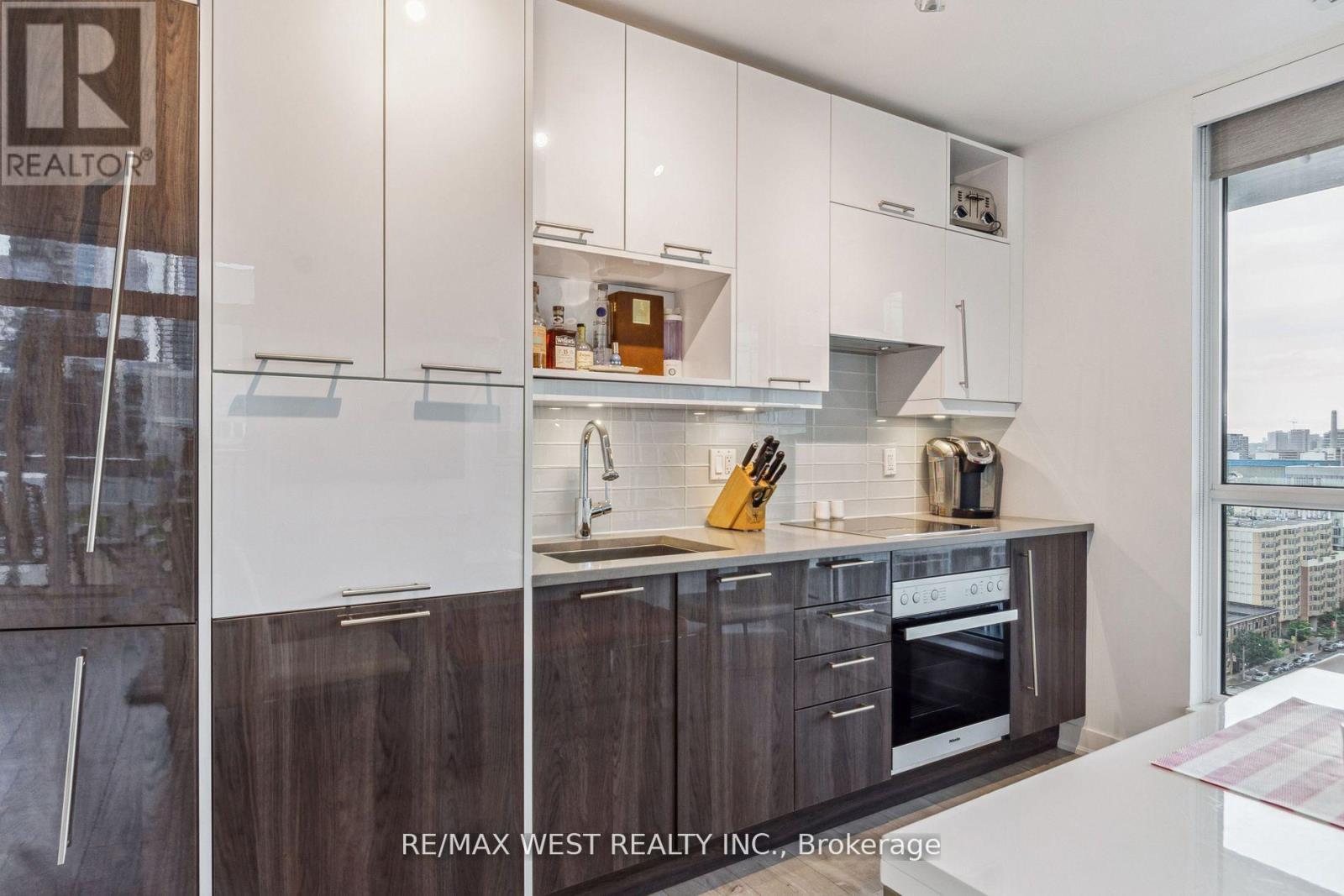 1802 - 30 Nelson Street, Toronto, Ontario  M5V 0H5 - Photo 9 - C12476041