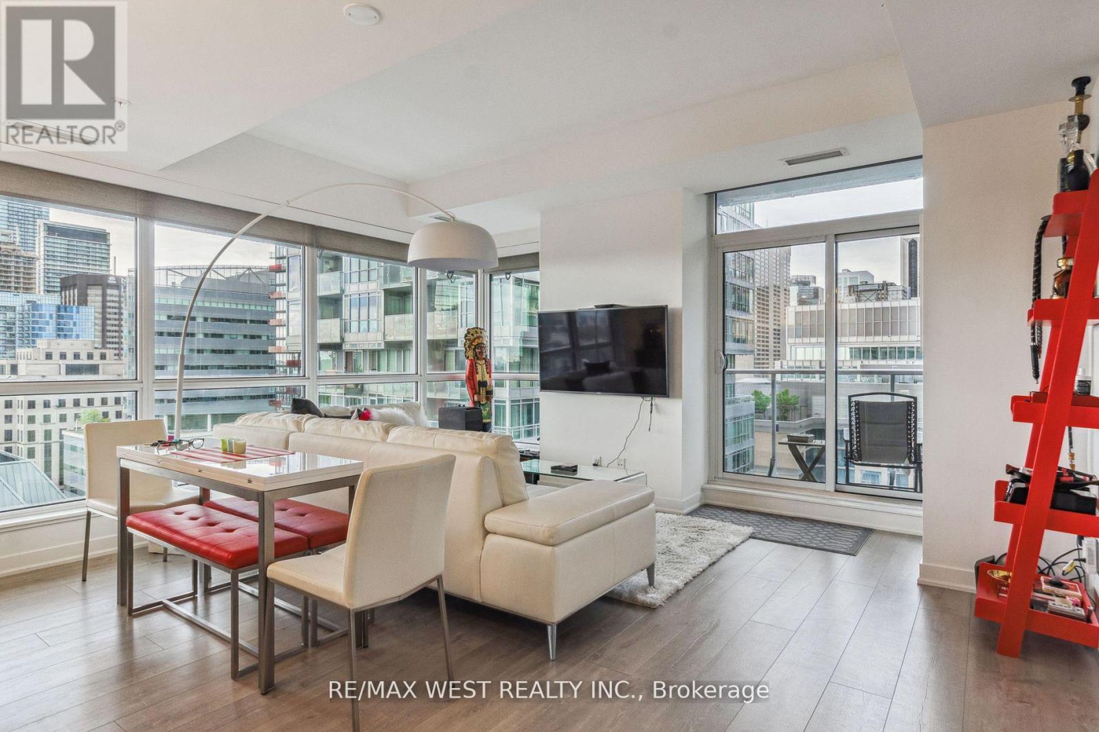 1802 - 30 Nelson Street, Toronto, Ontario  M5V 0H5 - Photo 4 - C12476041