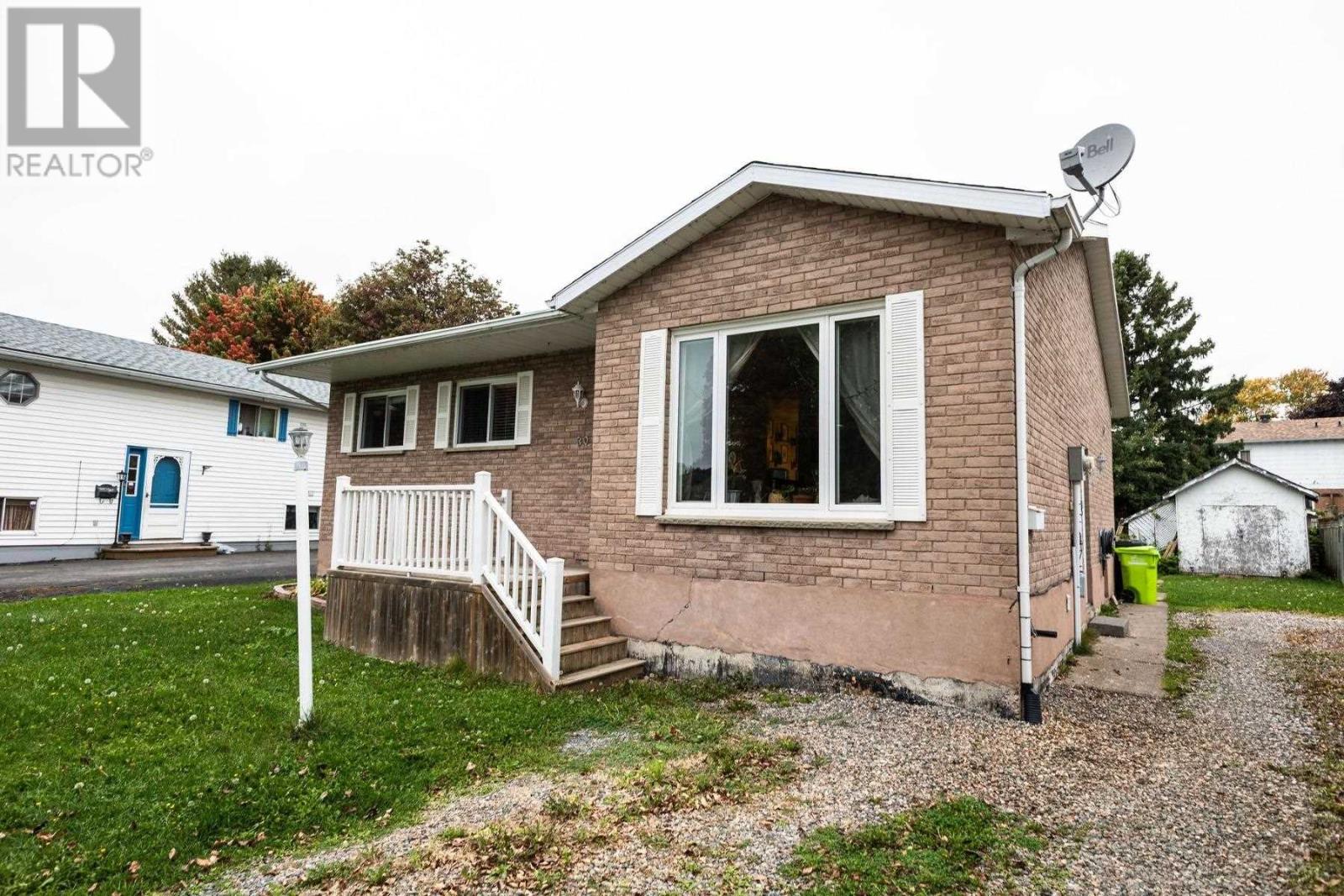 30 Sutton Pl, Sault Ste. Marie, Ontario  P6A 6B4 - Photo 3 - SM252763