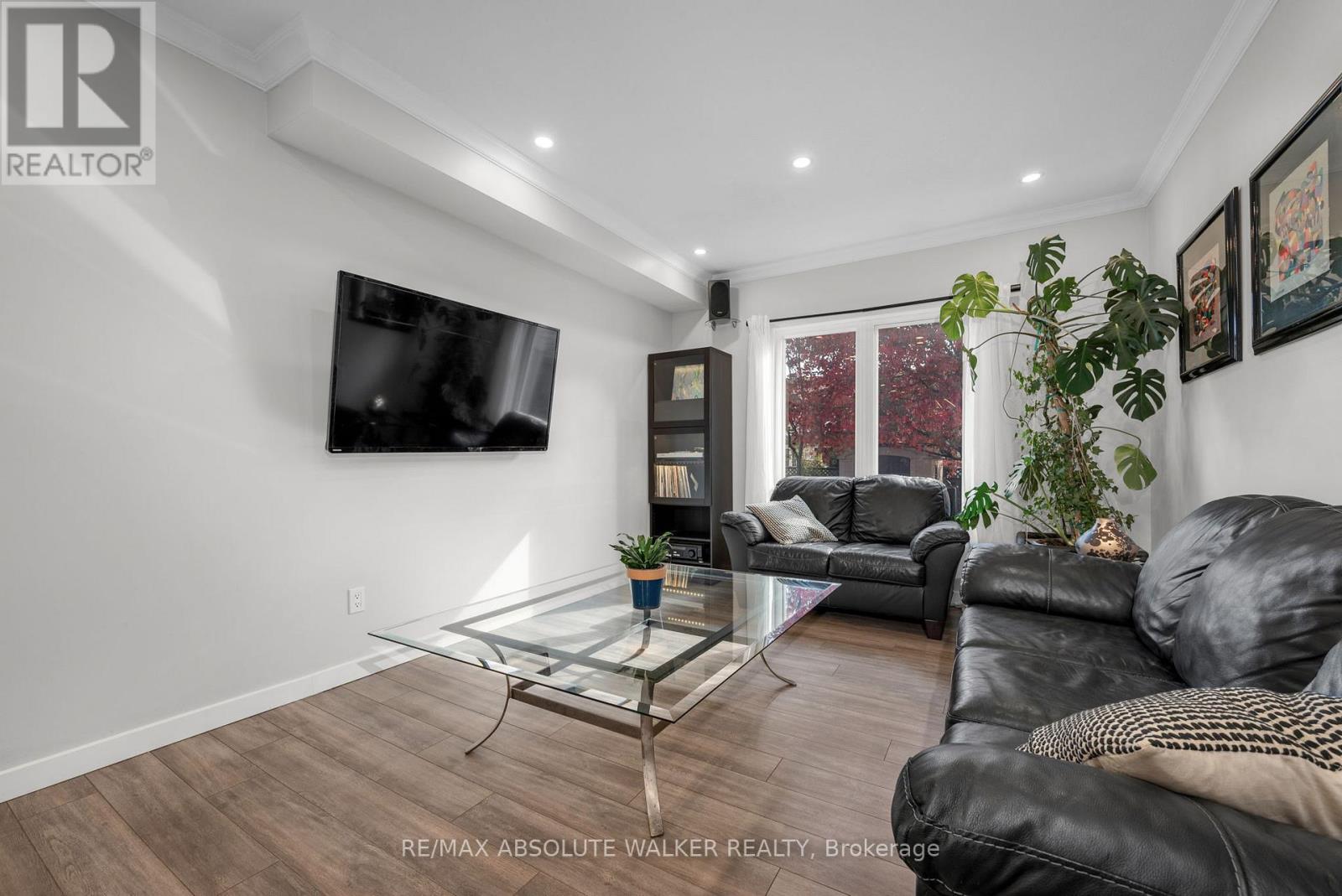 32 Acklam Terrace, Ottawa, Ontario  K2K 2H5 - Photo 3 - X12474374