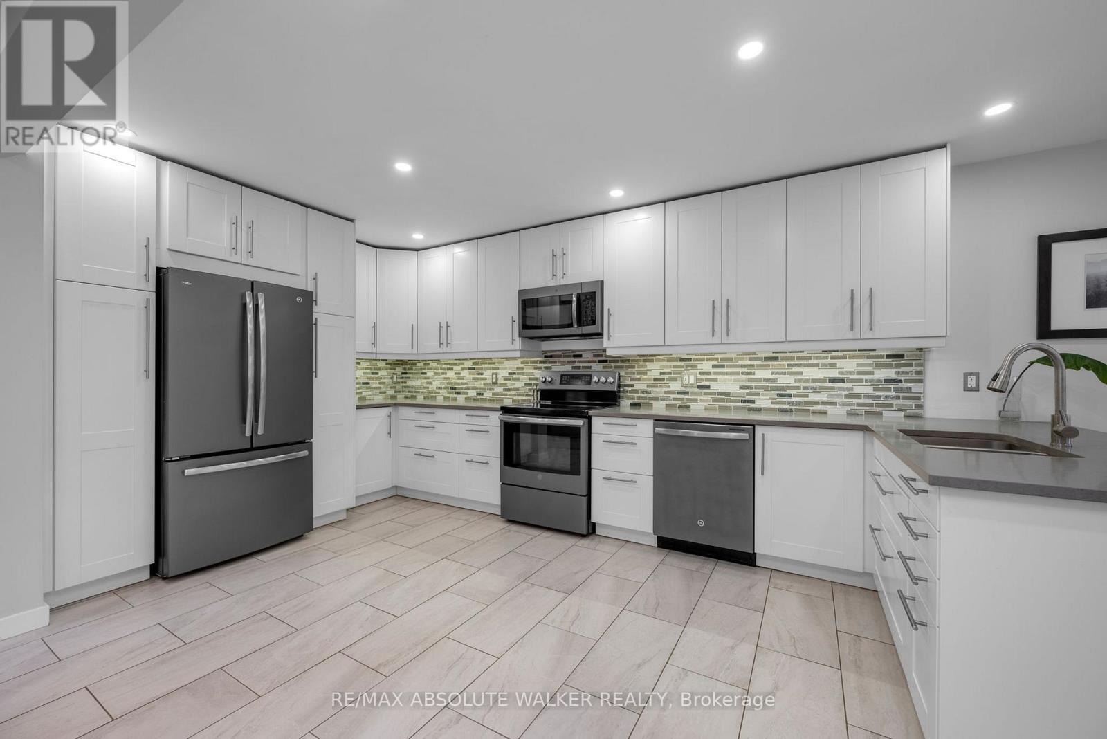 32 Acklam Terrace, Ottawa, Ontario  K2K 2H5 - Photo 7 - X12474374