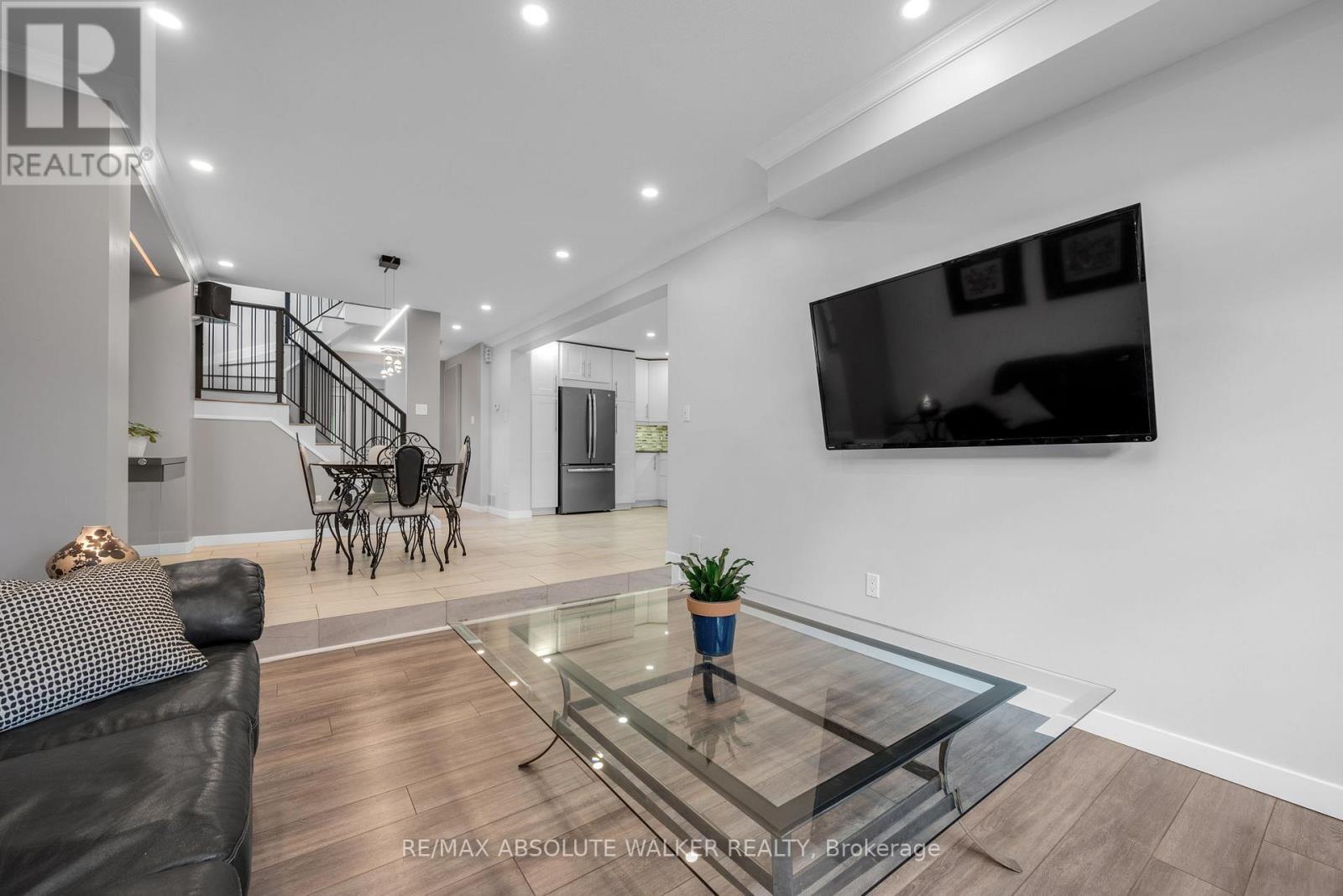32 Acklam Terrace, Ottawa, Ontario  K2K 2H5 - Photo 4 - X12474374