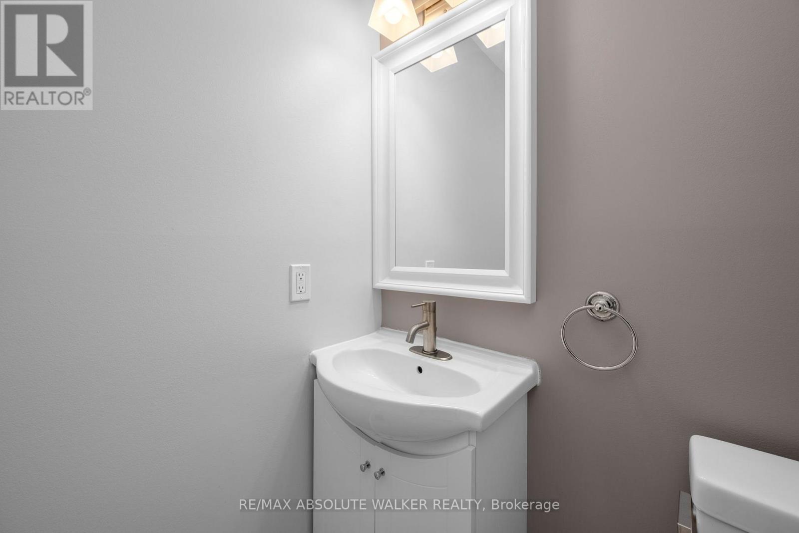 32 Acklam Terrace, Ottawa, Ontario  K2K 2H5 - Photo 9 - X12474374