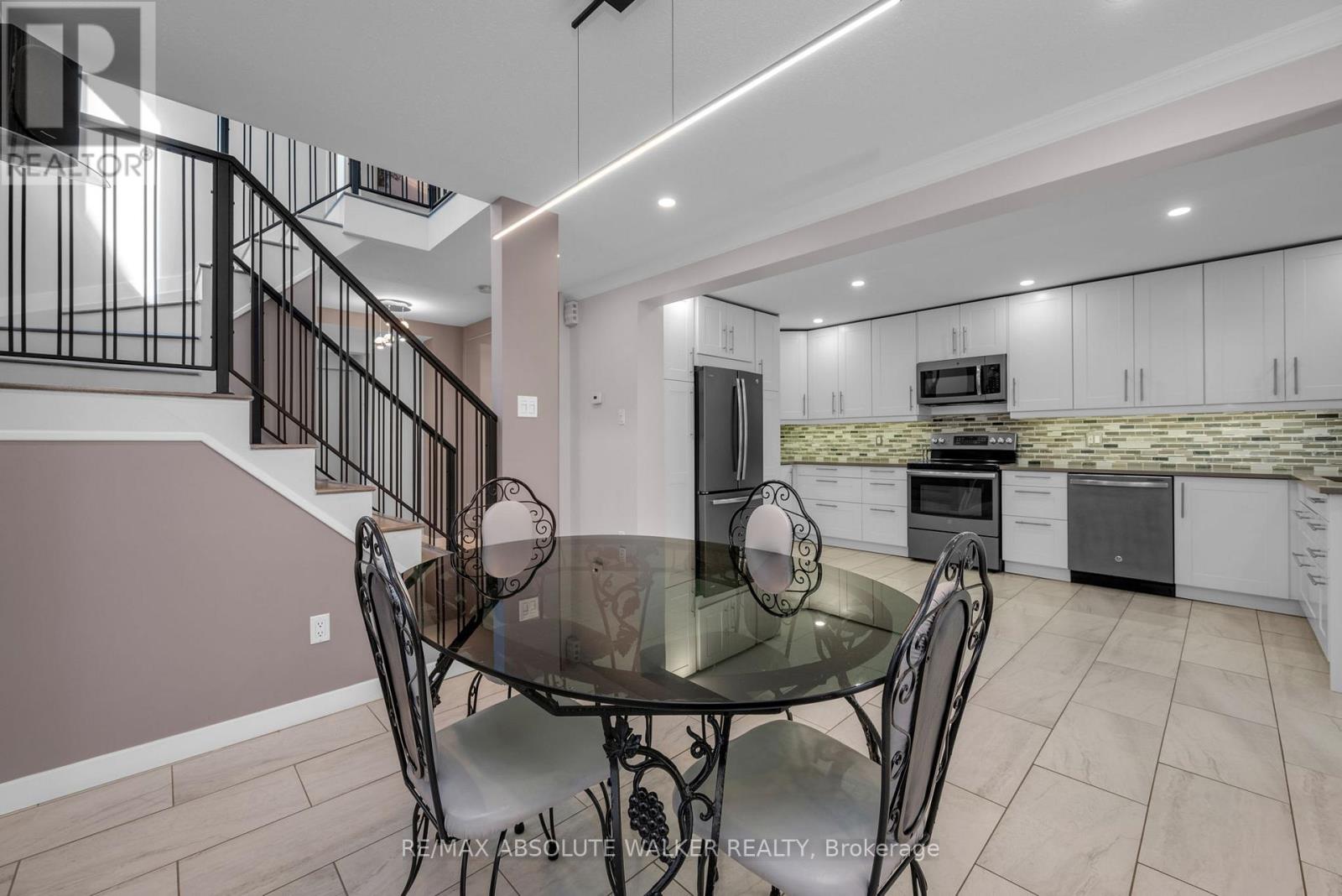 32 Acklam Terrace, Ottawa, Ontario  K2K 2H5 - Photo 6 - X12474374