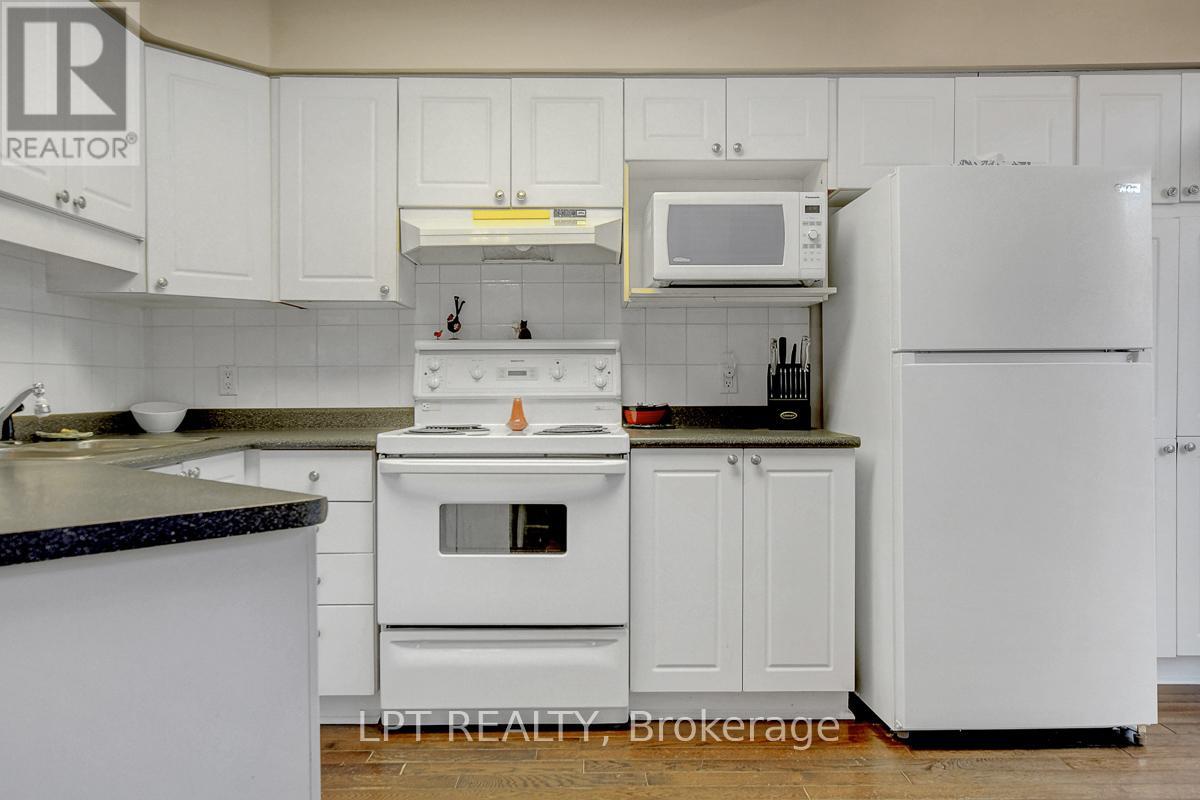 204 Forestglade Crescent, Ottawa, Ontario  K1G 6A7 - Photo 11 - X12476080