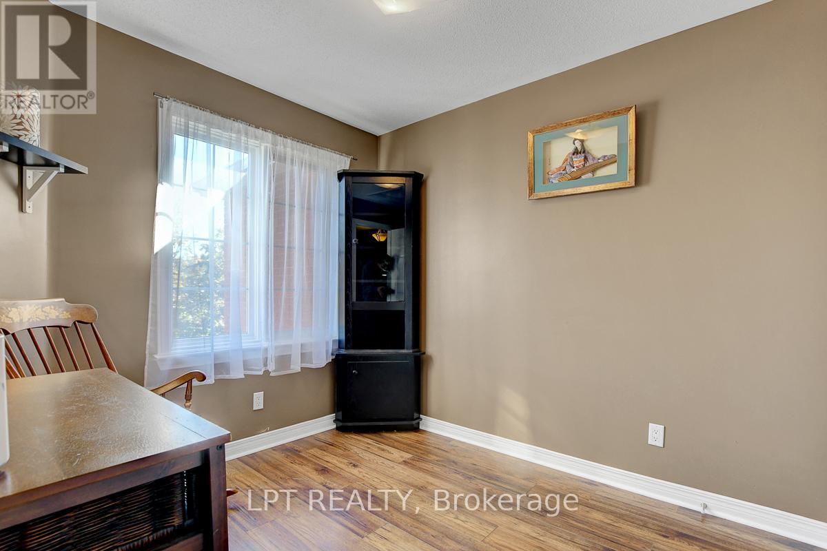 204 Forestglade Crescent, Ottawa, Ontario  K1G 6A7 - Photo 22 - X12476080