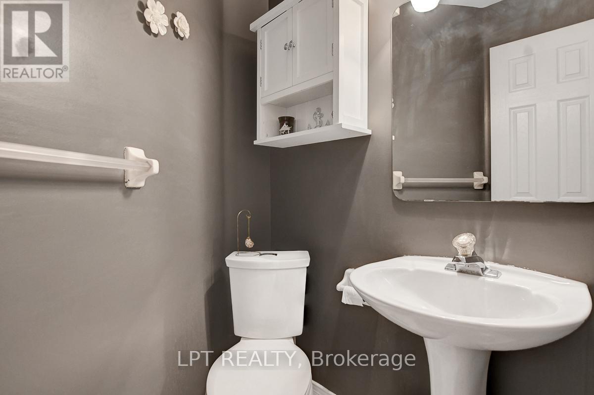 204 Forestglade Crescent, Ottawa, Ontario  K1G 6A7 - Photo 15 - X12476080