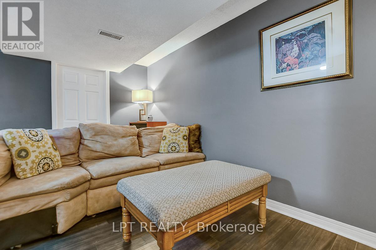 204 Forestglade Crescent, Ottawa, Ontario  K1G 6A7 - Photo 33 - X12476080