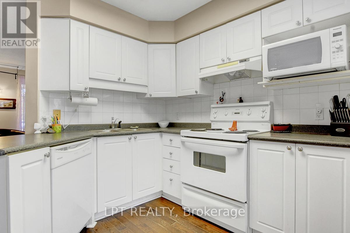204 Forestglade Crescent, Ottawa, Ontario  K1G 6A7 - Photo 12 - X12476080