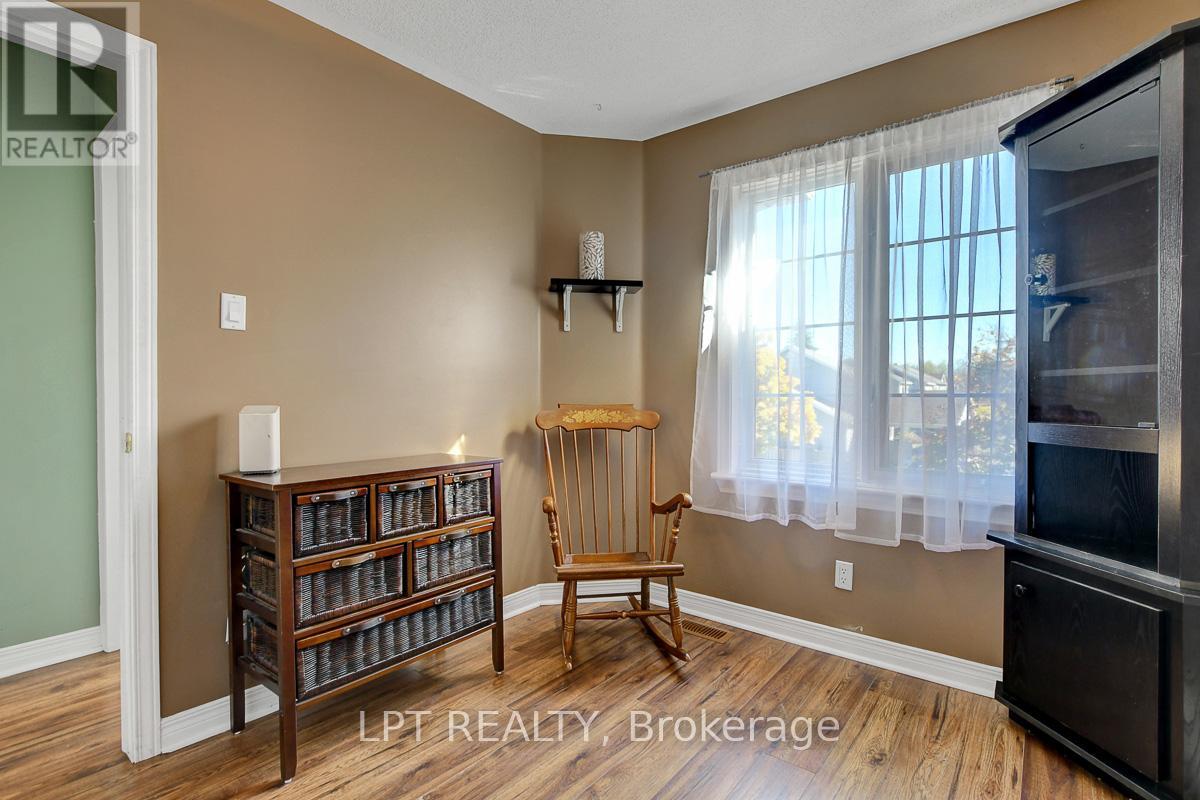 204 Forestglade Crescent, Ottawa, Ontario  K1G 6A7 - Photo 23 - X12476080
