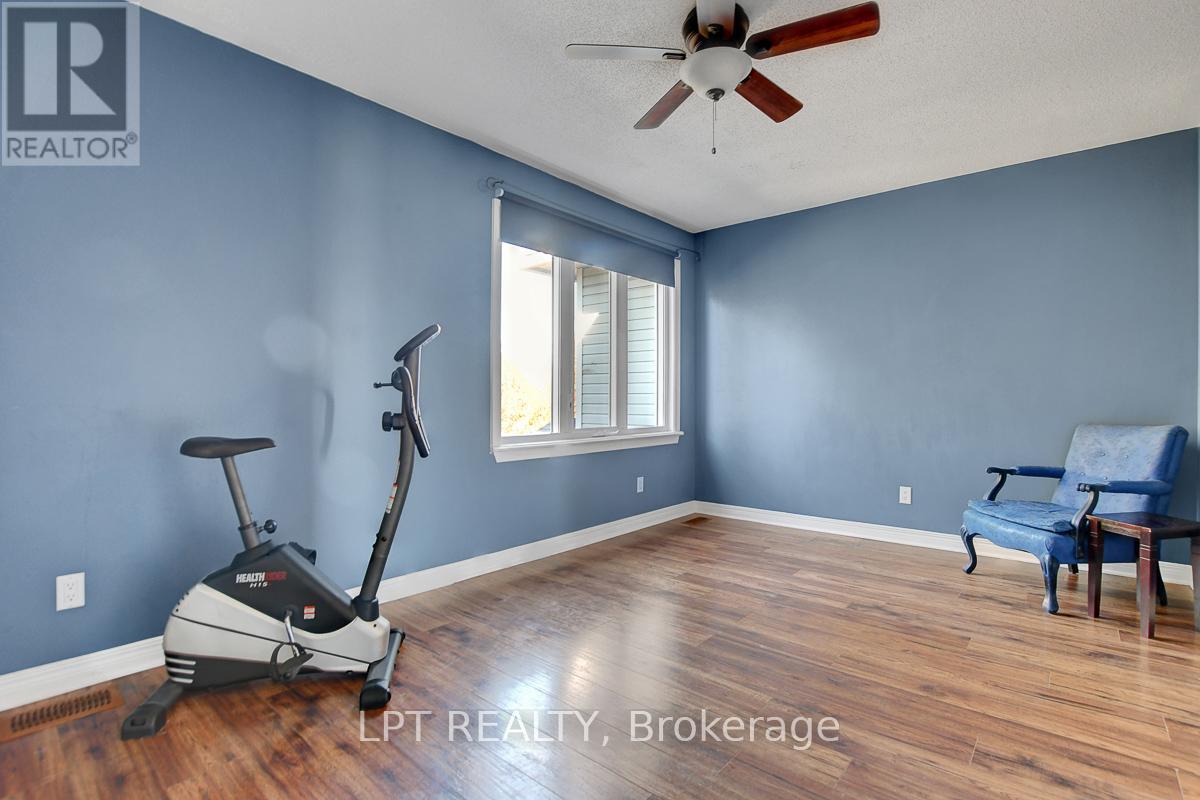 204 Forestglade Crescent, Ottawa, Ontario  K1G 6A7 - Photo 16 - X12476080