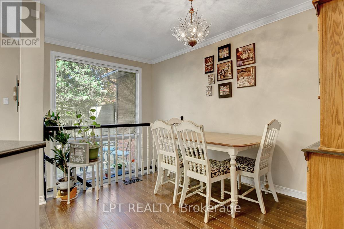 204 Forestglade Crescent, Ottawa, Ontario  K1G 6A7 - Photo 8 - X12476080