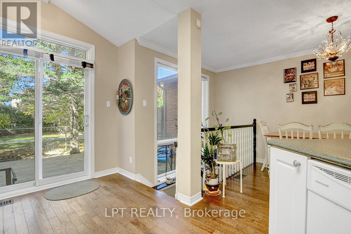 204 Forestglade Crescent, Ottawa, Ontario  K1G 6A7 - Photo 13 - X12476080