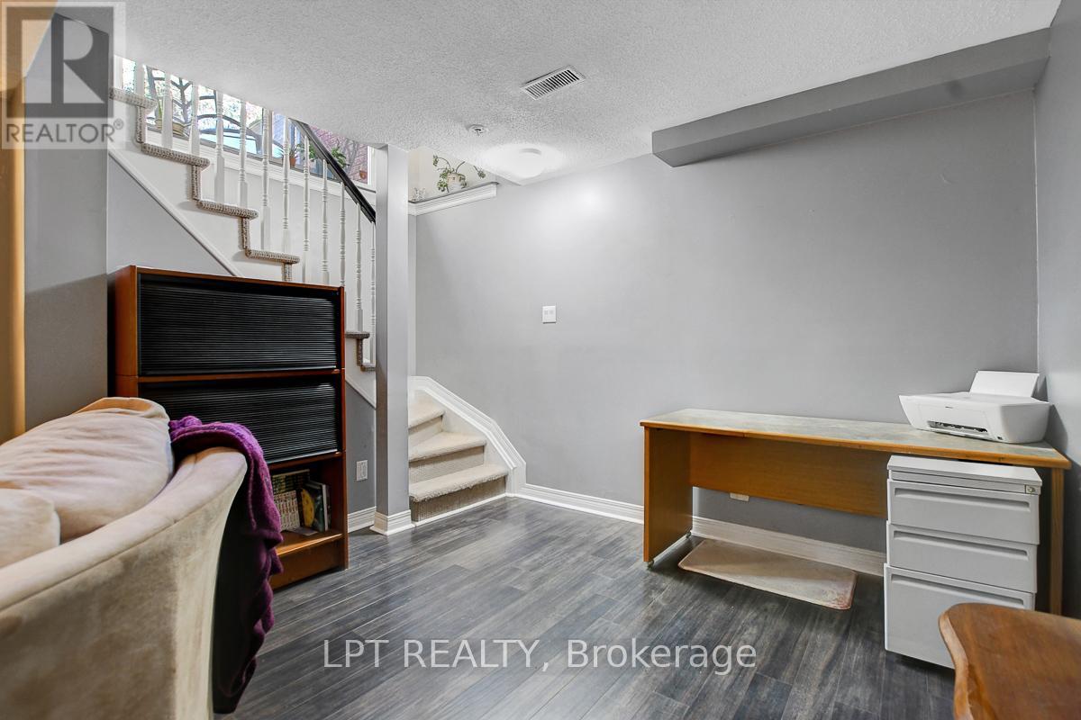 204 Forestglade Crescent, Ottawa, Ontario  K1G 6A7 - Photo 31 - X12476080