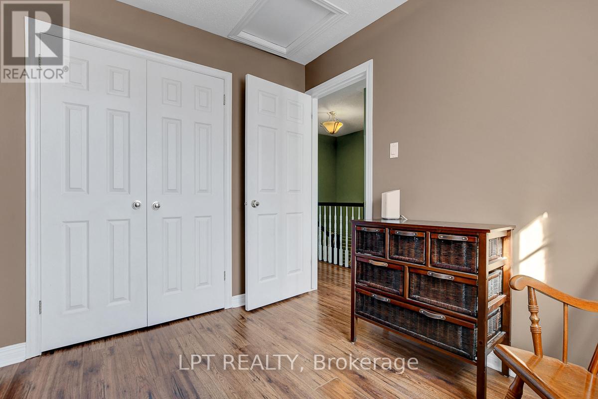 204 Forestglade Crescent, Ottawa, Ontario  K1G 6A7 - Photo 24 - X12476080