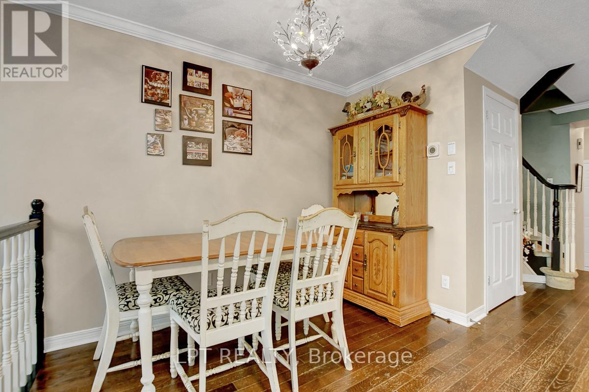 204 Forestglade Crescent, Ottawa, Ontario  K1G 6A7 - Photo 9 - X12476080