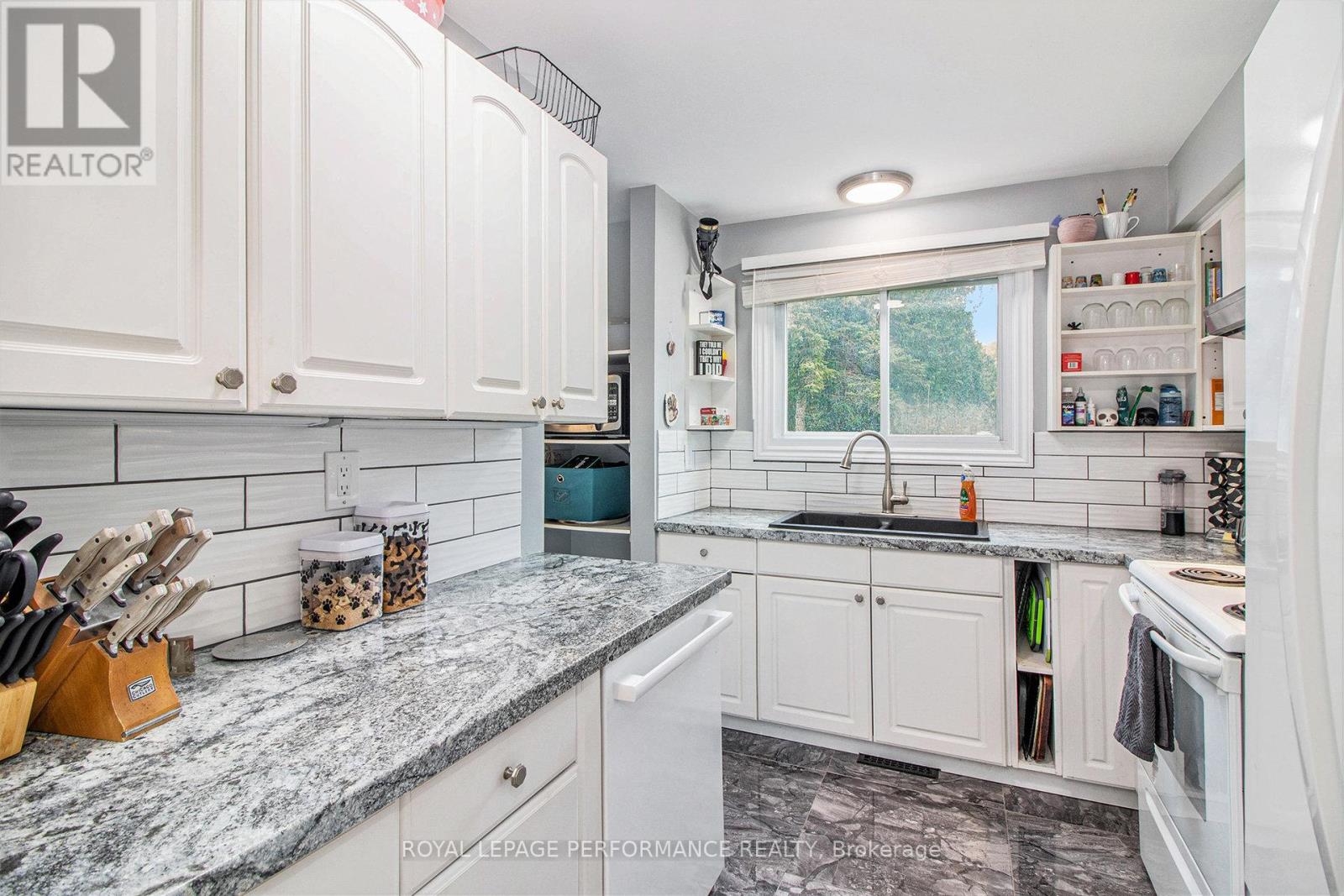 6181 Brookside Lane, Ottawa, Ontario  K1C 2K6 - Photo 10 - X12476094