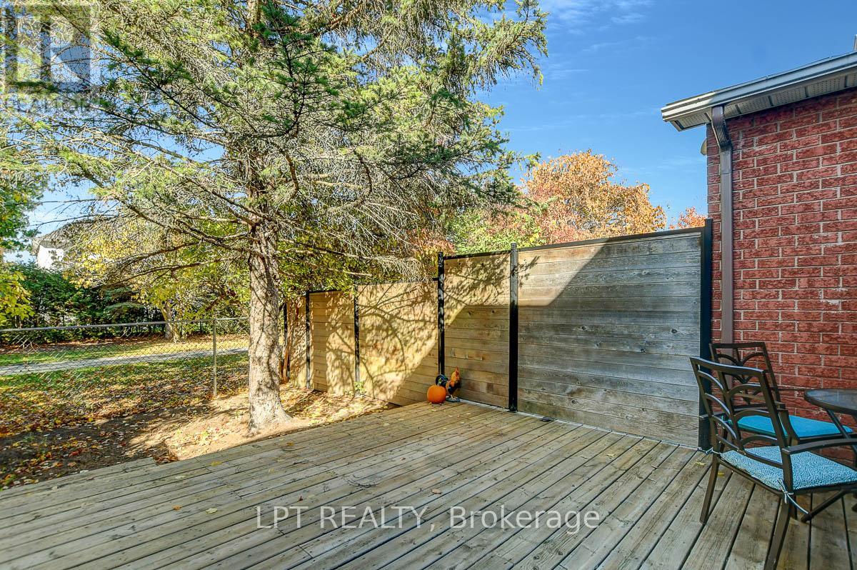 204 Forestglade Crescent, Ottawa, Ontario  K1G 6A7 - Photo 39 - X12476080