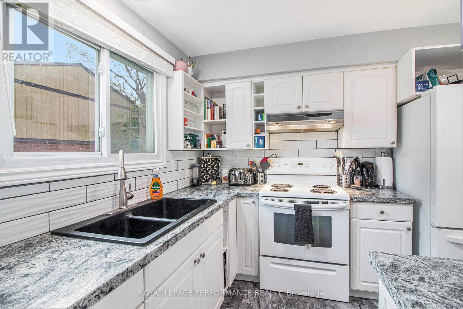 6181 Brookside Lane, Ottawa, Ontario  K1C 2K6 - Photo 11 - X12476094
