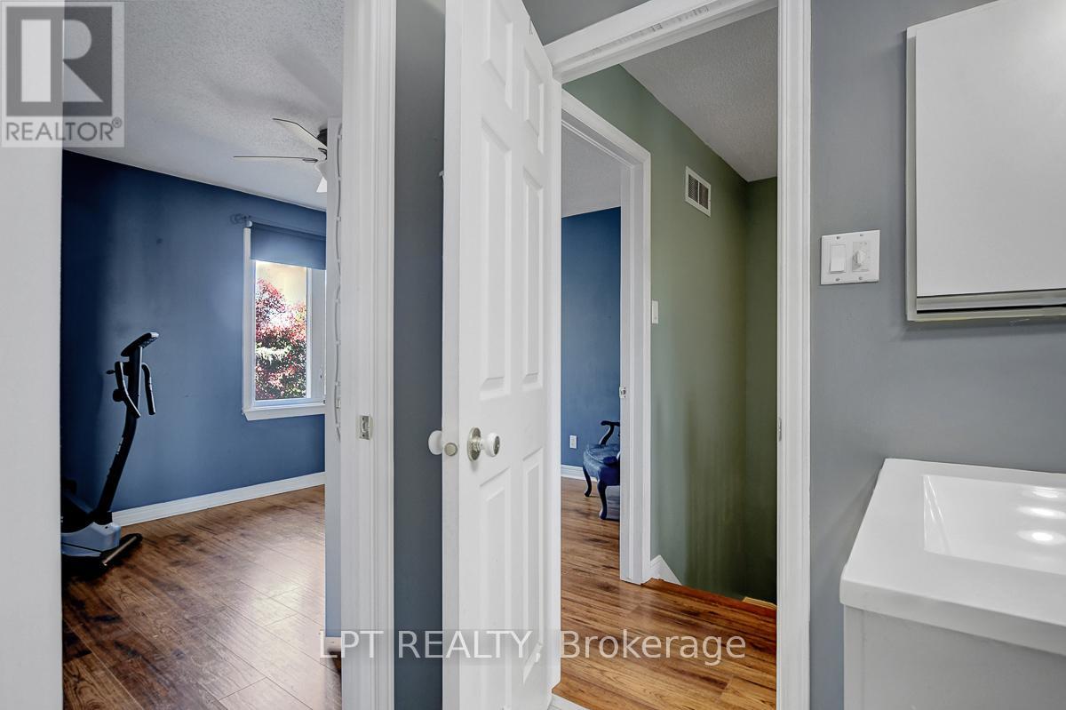 204 Forestglade Crescent, Ottawa, Ontario  K1G 6A7 - Photo 26 - X12476080